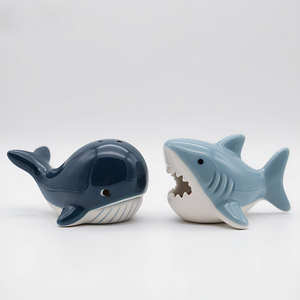 Ensemble salière et poivrière en céramique mignonnes en forme <span class=keywords><strong>de</strong></span> requin et <span class=keywords><strong>de</strong></span> <span class=keywords><strong>baleine</strong></span>, pots à épices décoratifs sur le thème des animaux marins, vaisselle <span class=keywords><strong>de</strong></span> cuisine, cadeau - Product Image 1