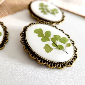 ヴィンテージクリアシンプルでエレガントなブロンズブラスカラークリアレジンドライプレス葉ドライフラワーブローチ - Product Image 4