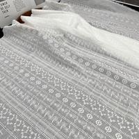 Tissu en dentelle 100% coton brodé avec broderie ajourée soluble dans l'eau et motif à rayures horizontales pour vêtements