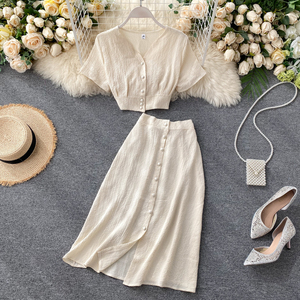 Completo Estivo alla Moda Rosso 2 Pezzi: Top Corto a Maniche Corte e Gonna con Vita Elastica per Feste - Product Image 3