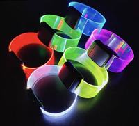 LED-Blinkende Leuchtende Handförmige Plastik-Armbänder Knopf- & Geräuschaktiviert Batteriebetrieben für Konzerte Partys & Veranstaltungen