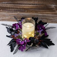 Handgefertigter Halloween-Kerzenring aus schwarzen und violetten Kunstblumen mit gotischem Mittelstück für Party- und Heimdekoration