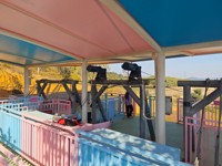 Équipement de terrain de jeux professionnel en plein air, tyrolienne d'aventure dans un parc d'attractions en montagne