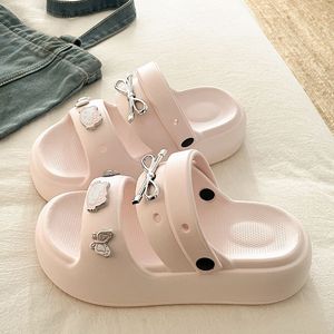 รองเท้าแตะรัดส้นแบบเปิดนิ้วเท้าสำหรับฤดูร้อน ยี่ห้อ EVA พื้นหนาน้ำหนักเบา เหมาะสำหรับกิจกรรมกลางแจ้งและชายหาด ตกแต่งด้วยดอกไม้ วัสดุ PVC สำหรับผู้หญิง - Product Image 2