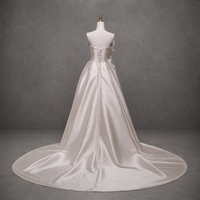 Robe de mariée Champagne coupe A-line, bustier asymétrique sculptural, en Mikado drapé, avec traîne cathédrale, grande taille, style princesse, sur mesure