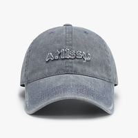 Casquette de baseball en jean délavé effet usé, style 'Dad Hat', 6 panneaux, avec broderie, visière courbée et calotte basse