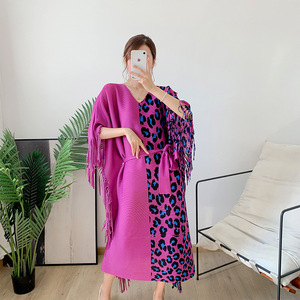 <span class=keywords><strong>Abito</strong></span> plissettato Miyake <span class=keywords><strong>taglie</strong></span> <span class=keywords><strong>forti</strong></span> con stampa leopardata e nappe, Collezione Estate 2026, Vendita all'ingrosso - Product Image 1