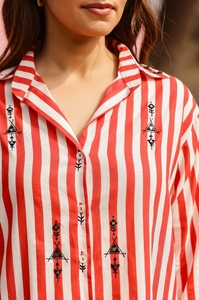 Camisa Tejida a Rayas Rojas para Mujer con Detalles Bordados y Logotipo Frontal |   Ropa Informal y de Fiesta Sencilla - Product Image 3