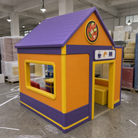 Maison de jeu d'imitation pour aire de jeux intérieure, type boutique de vente, avec étagères de présentation et espace de service ouvert pour centres d'activités préscolaires