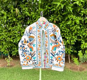 เสื้อแจ็คเก็ตบอมเบอร์ผ้าฝ้ายถักปักลายดอกไม้สีขาวทำมือสำหรับผู้หญิง สไตล์ชาติพันธุ์โบโฮ เปิดด้านหน้า ระบายอากาศได้ดี เป็นมิตรกับสิ่งแวดล้อม เหมาะสำหรับฤดูหนาว - Product Image 1
