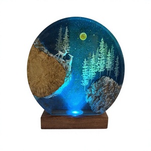 Runde Epoxidharz-Lampe mit Hirsch-Wald-Szenerie Handbemalte Künstlerische Heimdekoration Nachtlicht Hergestellt in Vietnam - Product Image 1