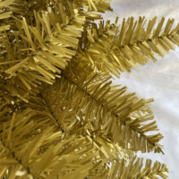 Modèles spéciaux Vente en gros en usine Mini arbre de Noël artificiel noir mélangé de 60 cm et 24 pouces en PVC et or pour la décoration intérieure