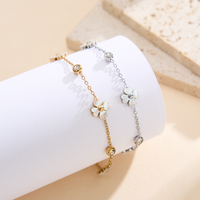 STMB06 Bijoux de mode en gros, Bracelets à breloques en chaîne câble plaqué or 18 carats pour femmes, Bracelets en acier inoxydable 304 avec fleurs et coquillages