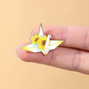 Broches en émail souple personnalisées en gros, motif grue d'<span class=keywords><strong>origami</strong></span> et fleur, imprimées UV, plaquées or, broches en métal motif grue de papier, accessoire floral en stock - Product Image 4