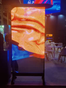 Pantalla LED para póster con tecnología GOB de grado profesional P1.5 KT, ultradelgada para un fácil transporte, lista para usar una vez encendida. - Product Image 6