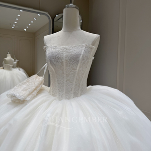 Vestido de Novia Moderno Xx90 Color Marfil, Sin Tirantes, con Corsé de Encaje, Falda de Tul Voluminoso Estilo Princesa, Cola Capilla - Product Image 2