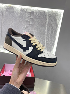 Chaussures de basketball <span class=keywords><strong>AJ1</strong></span> <span class=keywords><strong>Low</strong></span>-Top Lightning Hook Black Samurai Hiroshi Fujiwara Mocha en cuir fendu avec semelle extérieure en caoutchouc, fabriquées à Putian - Product Image 2