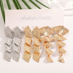 Jingciren Boutique – Ensemble de boucles d'oreilles exagérées de style européen et américain, boucles d'oreilles pendantes en feuille de ginkgo dorée de haute qualité, bijoux de mode - Product Image 4