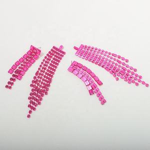 Pendientes Largos de Aguja Plateada con Borla Roja Rosa de Piedra Natural, Estilo Europeo Americano, Modernos, Elegantes y de Alta Gama para Fiesta - Product Image 5