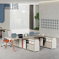 Bureau de travail moderne et simple pour employés, avec écran, casier et cloison, poste informatique pour employés