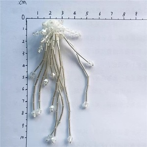 Broche Artesanal RYL com Cristais Dourados e Franjas de Borla para Vestidos e Roupas - Product Image 4