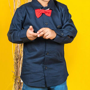 Camisa Formal Azul Marino para Niños con Corbata de Moño Roja, Camisa Elegante para Fiestas, Manga Corta, Cierre de Botones, Estilo Casual Inteligente - Product Image 1