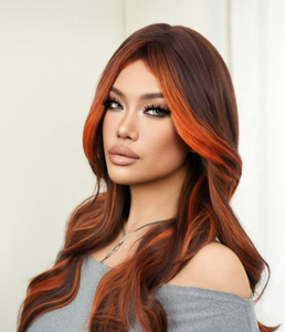 Femme portant une perruque avec une frange style chiffre huit, couleur orange vif, avec plusieurs couches <span class=keywords><strong>de</strong></span> <span class=keywords><strong>cheveux</strong></span> longs colorés. - Product Image 4