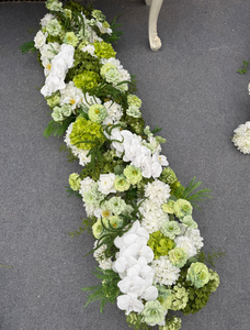 Nuova Collezione Popolare: Centrotavola a Cascata di Ortensie Verdi e Rose Bianche per Decorazioni Nuziali - Product Image 2