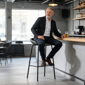 <span class=keywords><strong>Tabouret</strong></span> <span class=keywords><strong>de</strong></span> <span class=keywords><strong>bar</strong></span> <span class=keywords><strong>industriel</strong></span> durable avec siège en similicuir gris, structure en fer <span class=keywords><strong>noir</strong></span> et repose-pieds pour usage domestique ou professionnel - Product Image 1