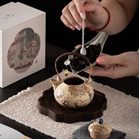 Théière Dunhuang Flying Apsaras à poignée en forme de poire, en céramique bleu et blanc avec glaçure rouge silex, résistante à la chaleur, design rétro