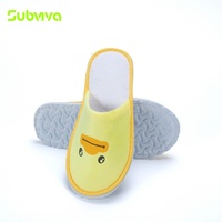 Pantoufles d'hôtel jetables en peluche de dessin animé canard jaune doux, antidérapantes, avec semelle en EVA, pour enfants, vente en gros personnalisée