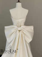 Robe de mariée élégante sans bretelles en satin avec corsage en dentelle perlée, grand nœud au dos, coupe trapèze et petite traîne pour mariage MQD06560