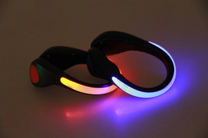 Clips de sécurité lumineux pour chaussures de course nocturne Helius Outdoor Safety, éclairage de sécurité pour le cyclisme, lumière LED de sport pour la course à pied - Product Image 3