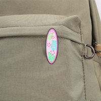 Broche émaillée mignonne en forme de mini planche de surf à motif floral hawaïen, idéale pour un cadeau de collection