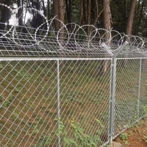 Panneaux de clôture en treillis métallique robuste pour la sécurité extérieure, la délimitation des jardins et la protection anti-escalade - Product Image 1