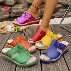 Sandalias de cuña para mujer al por mayor de fábrica, de PU, con punta abierta, decorativas, informales, para verano - Product Image 1