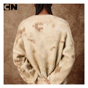 Pull en maille douce et moelleuse en acrylique et polyester pour homme, avec logo personnalisé brodé, certifié GRS, fabriqué par un fabricant de pulls - Product Image 3