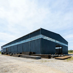 Entrepôt, atelier et hangar de stockage en structure métallique préfabriquée, style industriel moderne, à vendre - Product Image 3