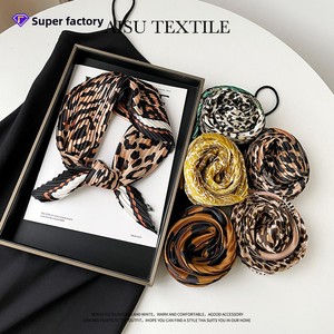 Nouvel arrivage transfrontalier : Foulard carré plissé en polyester haut de gamme, imprimé tie-dye et motif léopard, pour femme, assorti comme foulard de tête ou tour de cou - Product Image 2