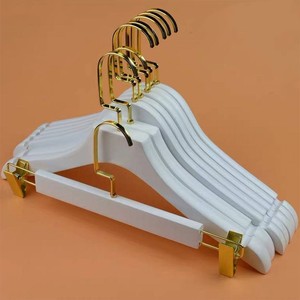 <span class=keywords><strong>Lavinia</strong></span> Vendita all'Ingrosso di Fabbrica Appendiabiti in Legno Bianco Personalizzabili con Logo e Gancio Argento o Oro - Product Image 1
