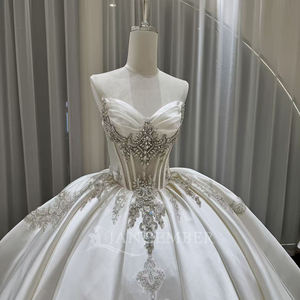 Robe de mariée OY040 moderne et élégante, coupe princesse, illusion de dentelle florale, manches longues, en satin, ornée de cristaux - Product Image 4