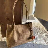Sac fourre-tout magnétique décontracté et minimaliste en daim grande capacité pour femme, style rétro polyvalent européen-américain, nouvelle collection automne/hiver 2025