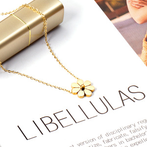 Conjunto de Joyería con Diseño de Flor de Margarita |   Collar, Pulsera, Aretes y Brazalete de Acero Inoxidable con Baño de Oro PVD de 18K, Hipoalergénicos e Impermeables - Product Image 4