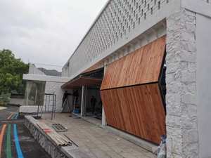 Portes de <span class=keywords><strong>garage</strong></span> modernes pliables verticales, coupe-vent, finies, avec verre <span class=keywords><strong>en</strong></span> <span class=keywords><strong>bois</strong></span> et télécommande - Product Image 3