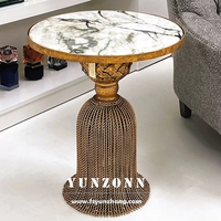 Table d'appoint Carleton en fer de conception royale moderne faite à la main, piédestal luxueux, décoratif, en métal, pour la maison