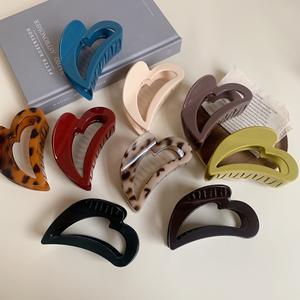 Pince à cheveux élégante pour femme, design cœur d'amour, en acrylique mat, pince crabe pour coiffure arrière de la tête - Product Image 1