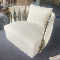 Fauteuil lounge carré design moderne, structure en bois massif, revêtement en velours et cuir, accoudoirs en métal doré, pour hôtel