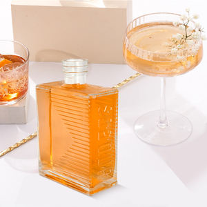 Autorización <span class=keywords><strong>de</strong></span> marca 680ml Forma innovadora cuadrado Diseño en relieve Botella <span class=keywords><strong>de</strong></span> vidrio Licores <span class=keywords><strong>de</strong></span> lujo Whisky con tornillo - Product Image 2