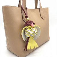 Breloque de sac en cuir faite à la main, motif oiseau, plumes superposées violettes, jaunes et blanches, bec rose, perle dorée, pendentif de sac à main