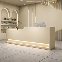 Bureau de réception moderne personnalisé de style crème avec design angulaire et éclairage LED pour spa, salon de beauté, boutique